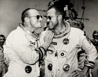 Pete Conrad y Gordon Cooper luego del primer vuelo espacial del primero...